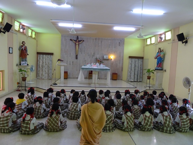 AMAR # 893 The little ones in prayer at Aux-Baroda!